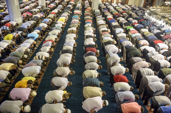Muslims praying taraweeh during the month of Ramadan. (Quran For All)