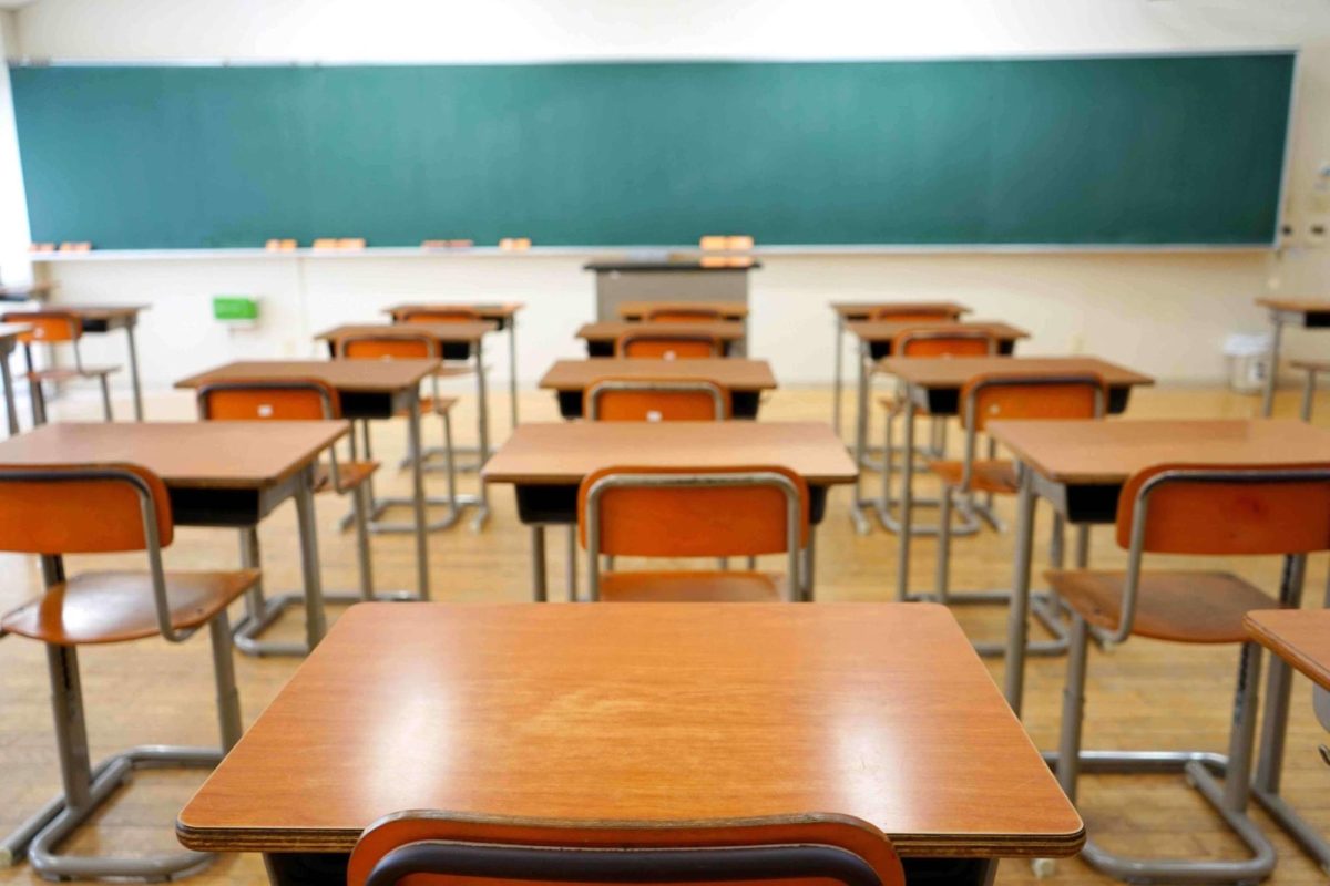 In the "flipped classroom" concept, students learn most of the content on their own at home and spend class time reviewing and doing activities.